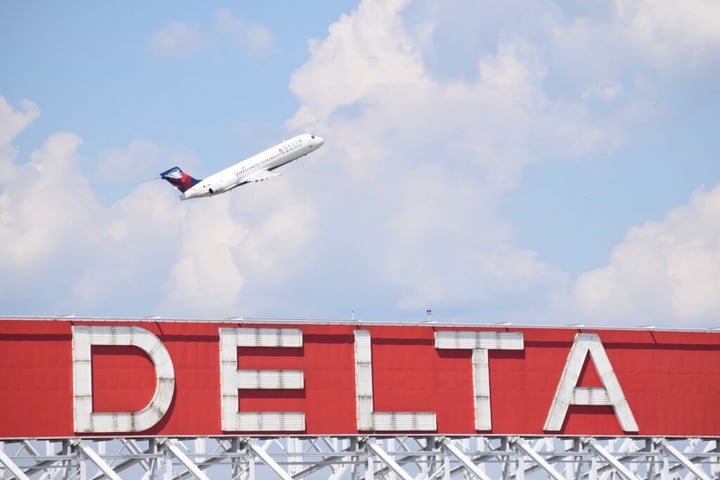 Delta Picks Bezos Over Musk For Satellite Wi-Fi As SpaceX’s $1.75 Trillion IPO Looms