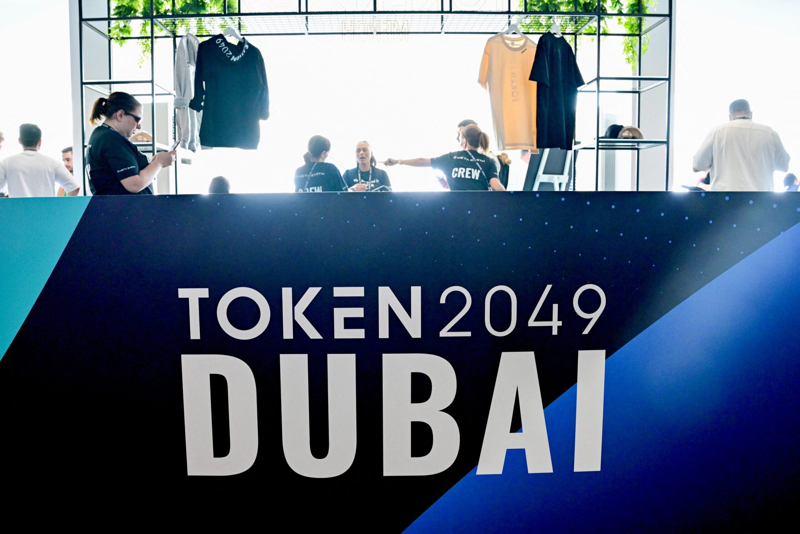 Flagship Dubai crypto conference Token2049, in sudden reversal, cancels due to Iran war