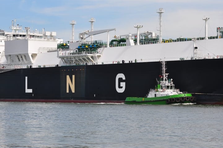 Israel Englander’s LNG Bet Surges 48% — Golden Cross Signals More Upside Ahead