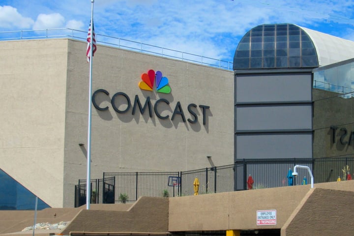 What’s Going On With Comcast Stock Monday?