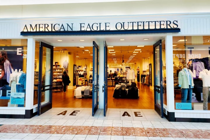 American Eagle Insider Sells Shares Amid Growing Competitive Pressure, Stock Rises: Momentum Score Surges