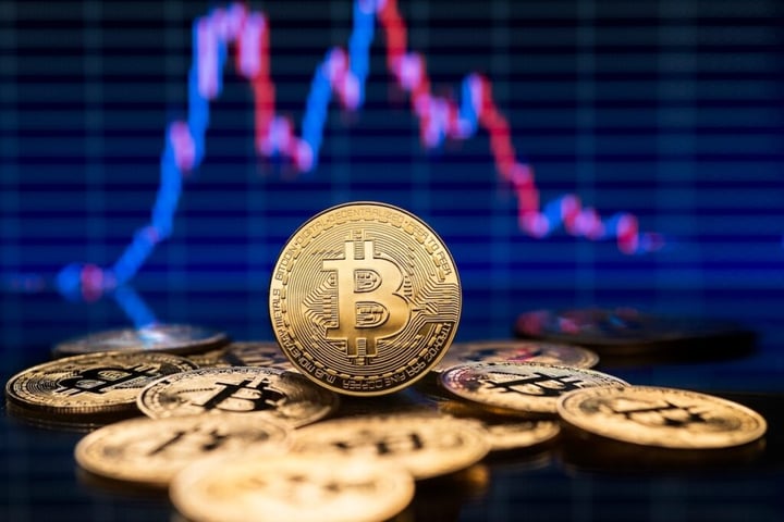 Bitcoin, Ethereum, XRP Slide, Dogecoin Flat As ‘Fear’ Sentiment Prevails: Analyst Expects BTC Bull Run Before ‘Massive’ Financial Crisis