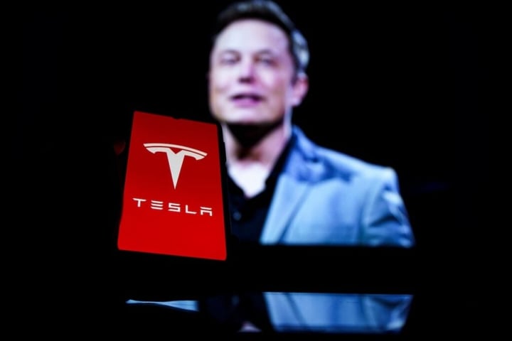 Tesla’s First-Mover Edge Is Slipping—And Waymo Is Closing In