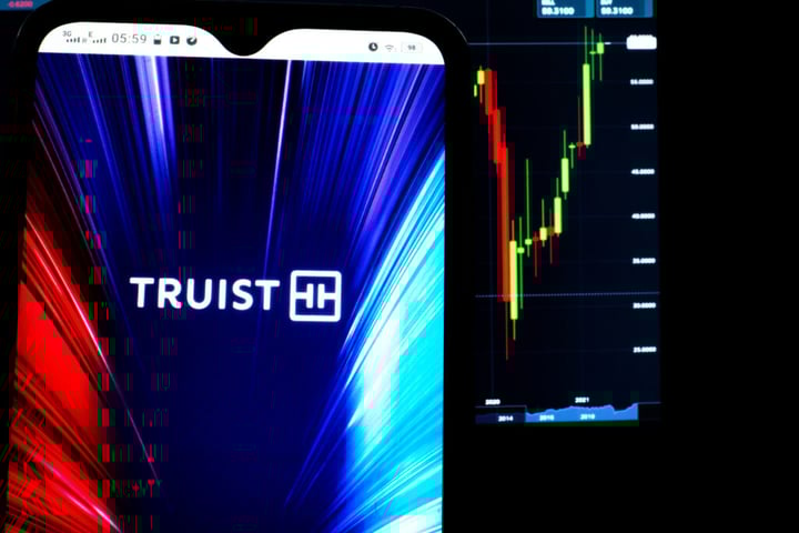 How To Earn $500 A Month From Truist Financial Stock Ahead Of Q1 Earnings