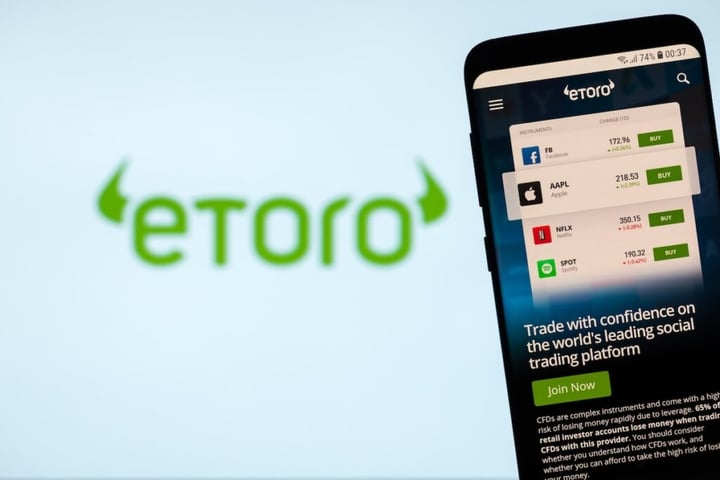What’s Going On With eToro Group Stock Thursday?