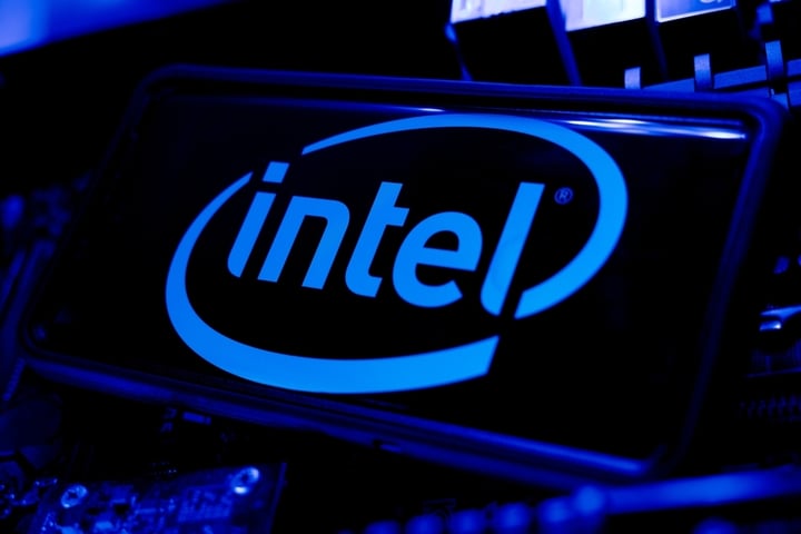 Intel Shares Hit 52-Week High — What’s Going On?