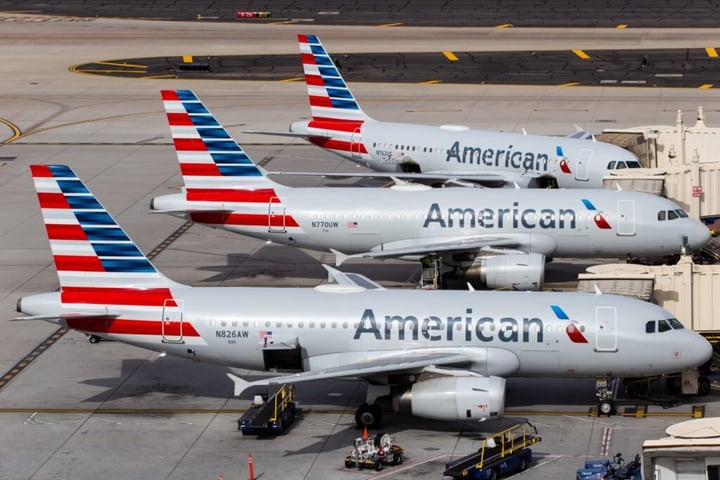 Elizabeth Warren Slams United’s Proposed ‘Mega-Merger’ With American Airlines: ‘I’m Pushing Back’