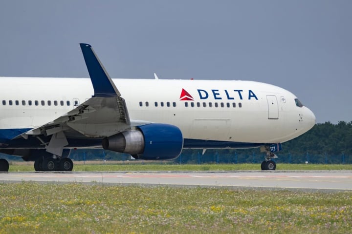 How To Earn $500 A Month From Delta Air Lines Stock Ahead Of Q1 Earnings
