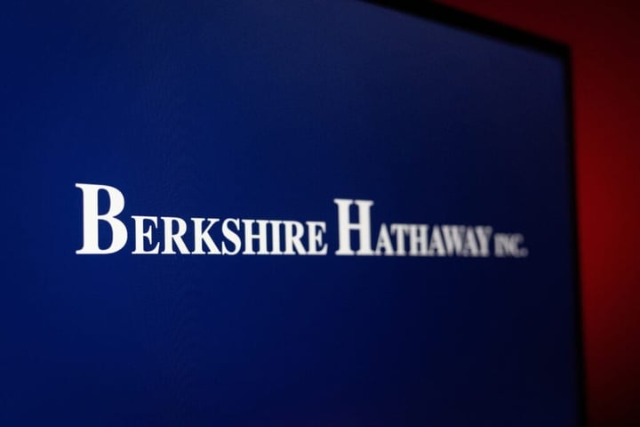 Berkshire Hathaway’s Cash Pile Hits Record High as Net Earnings Surge to $10.1 Billion