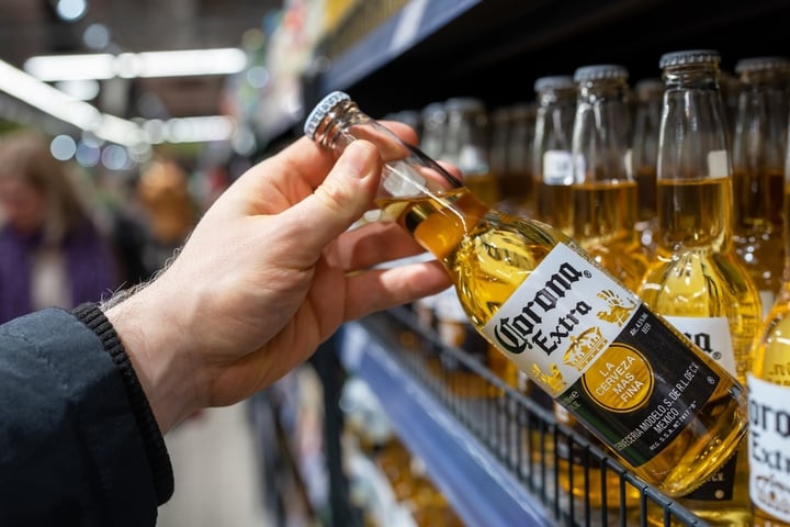 Corona, Budweiser Beer Maker Sees ‘Premium’ Boom