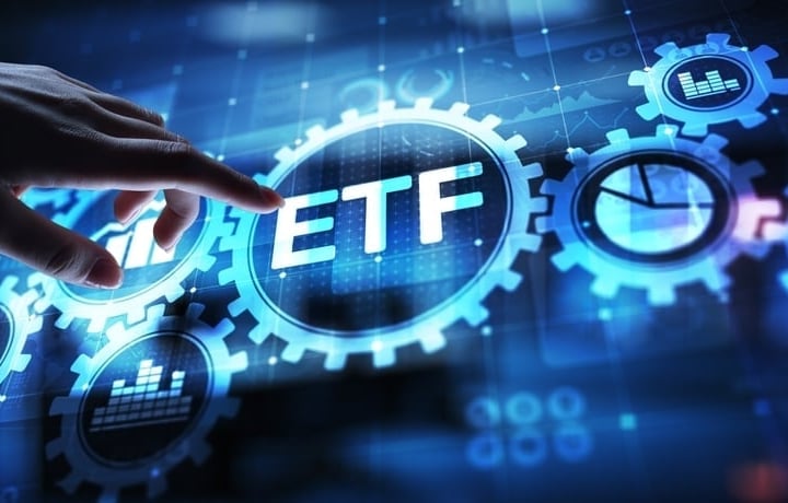 Bitcoin, Ethereum ETFs Lose $1.4B, But HYPE, SOL, XRP Attract Fresh Inflows: What’s Driving The Surge?