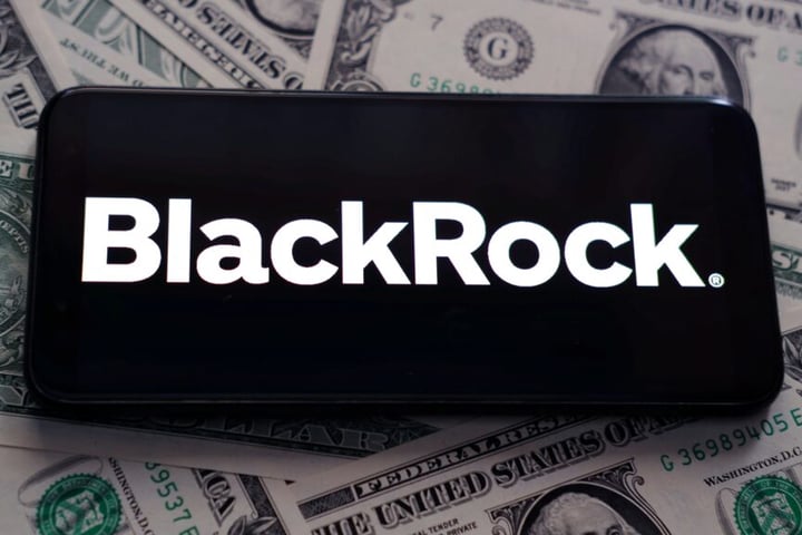 BlackRock’s IBIT Bitcoin ETF Sees $527 Million Outflow: What Is Going On?