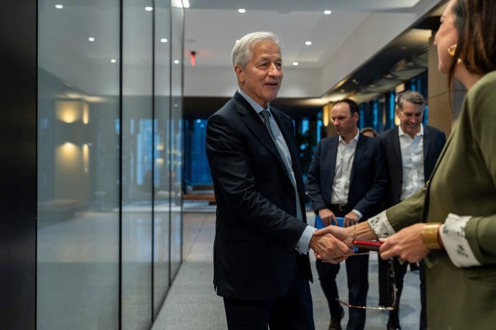 Brian Armstrong Claps Back At Jamie Dimon After JPMorgan CEO’s Stablecoin Criticism
