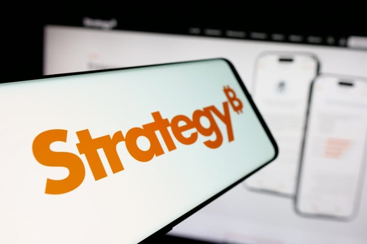 Michael Saylor Buys 260,000 Bitcoin In 1 Year As MSTR Breaks Out: Can Earnings Push It To $200?