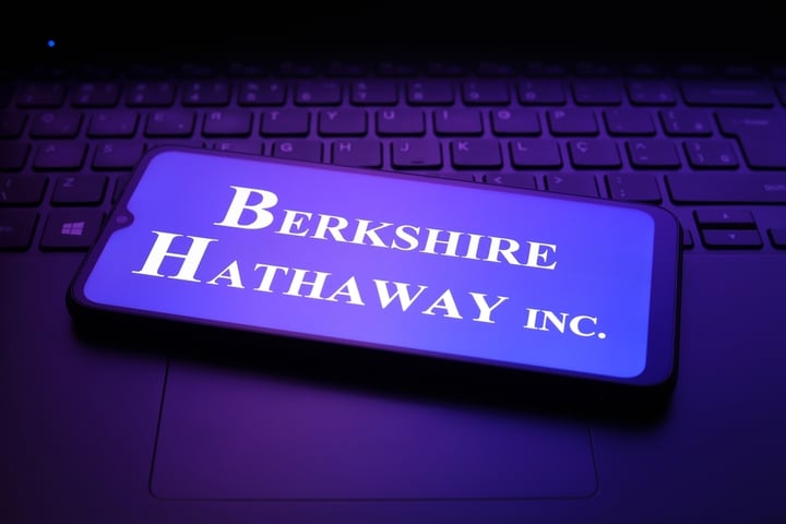 Berkshire Hathaway Hoards While S&P 500 Soars: $373 Billion Cash Pile Takes Center Stage Ahead Of Shareholder Meeting