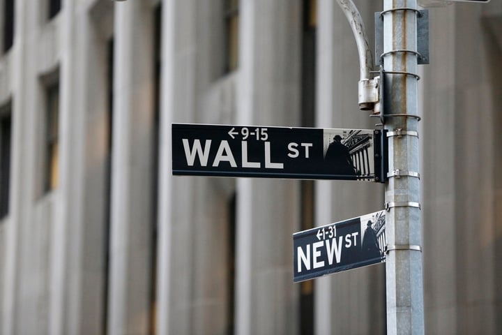 Stock Market Today: S&P 500, Dow, Nasdaq Futures Fall As Hot PCE Inflation Clouds Fed Rate Cut Hopes— Snowflake, Salesforce In Focus (UPDATED)