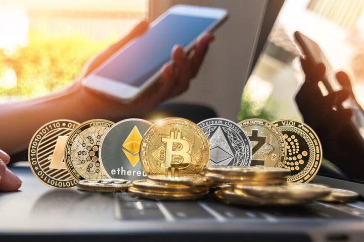 Bitcoin Plunges To $62,500, Ethereum, XRP Lose 5%: What Is Going?