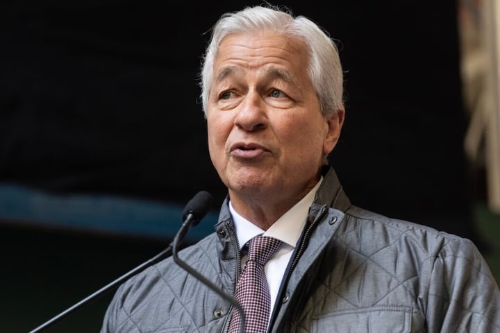 Jamie Dimon’s View That Crypto Companies Offering Stablecoin Rewards Should Be Treated As Banks Is Nonsense, Says Peter Schiff