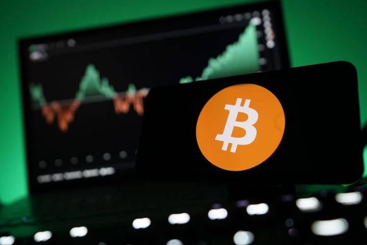 Bitcoin, Ethereum, XRP, Dogecoin In Red Even As Trump Signs Iran Peace Deal: Analyst Says BTC In ‘Fragile Recovery Phase’