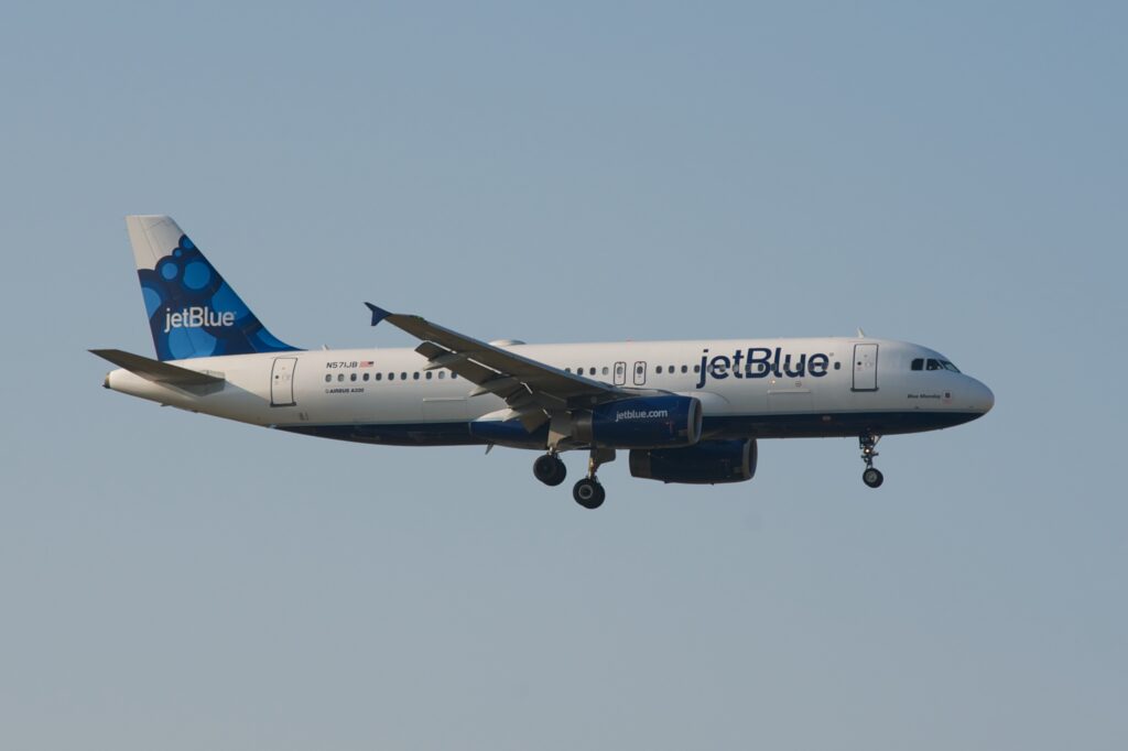 JetBlue Airbus A320 N571JB approaching Chicago O'Hare in 2012, with JetBlue logo visible.