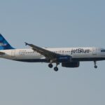JetBlue Airbus A320 N571JB approaching Chicago O'Hare in 2012, with JetBlue logo visible.