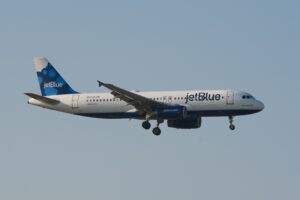 JetBlue Airbus A320 N571JB approaching Chicago O'Hare in 2012, with JetBlue logo visible.
