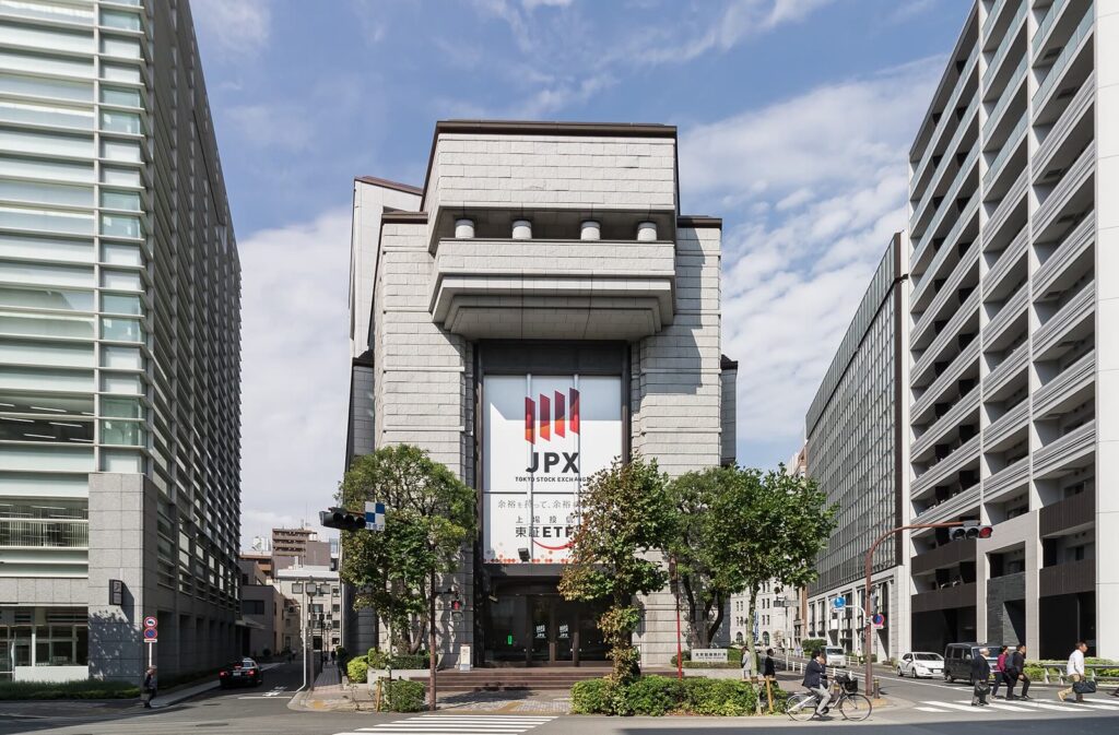 Archive: Tokyo Stock Exchange main building with JPX banner, October 2018. Photo Kakidai, CC BY-SA 4.0, resized.