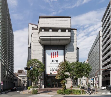 Archive: Tokyo Stock Exchange main building with JPX banner, October 2018. Photo Kakidai, CC BY-SA 4.0, resized.