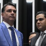Archive photo of Flávio Bolsonaro, left, in the Senate, Brasília, September 1, 2026