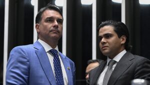 Archive photo of Flávio Bolsonaro, left, in the Senate, Brasília, September 1, 2026