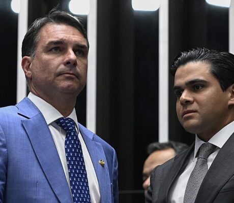 Archive photo of Flávio Bolsonaro, left, in the Senate, Brasília, September 1, 2026