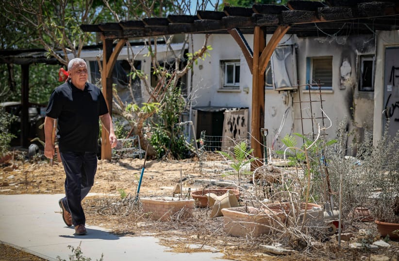 Yashar party chairman Gadi Eisenkot visits Kibbutz Nir Oz, near the Gaza border, as part of his election campaign, August 5, 2026. (credit: Tsafrir Abayov/Flash90)