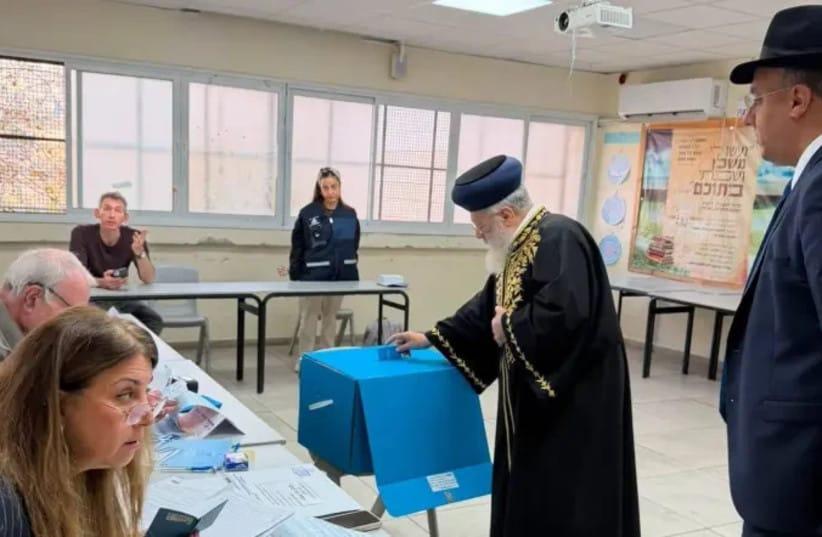 Rishon Lezion, the Sephardic Chief Rabbi, voting in Jersualem. (credit: FAIR USE UNDER ISRAELI COPYRIGHT LAW, ARTICLE 27A)