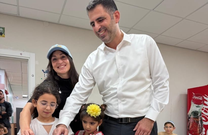 Communications Minister Shlomo Karhi casts his ballot in the Knesset Election, October 27, 2026. (credit: Screenshot/X/Shlomo Karhi)