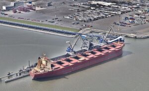 Attikos unloading coal in Wilhelmshaven in May 2017. Archive image illustrating bulk shipping, not one of the ammonia-fueled vessels.