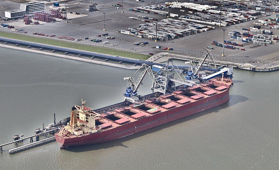 Attikos unloading coal in Wilhelmshaven in May 2017. Archive image illustrating bulk shipping, not one of the ammonia-fueled vessels.