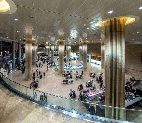 Archive: Ben Gurion Airport Terminal 3 reception hall, 2015. GeorgeDement / CC BY-SA 2.0, cropped.