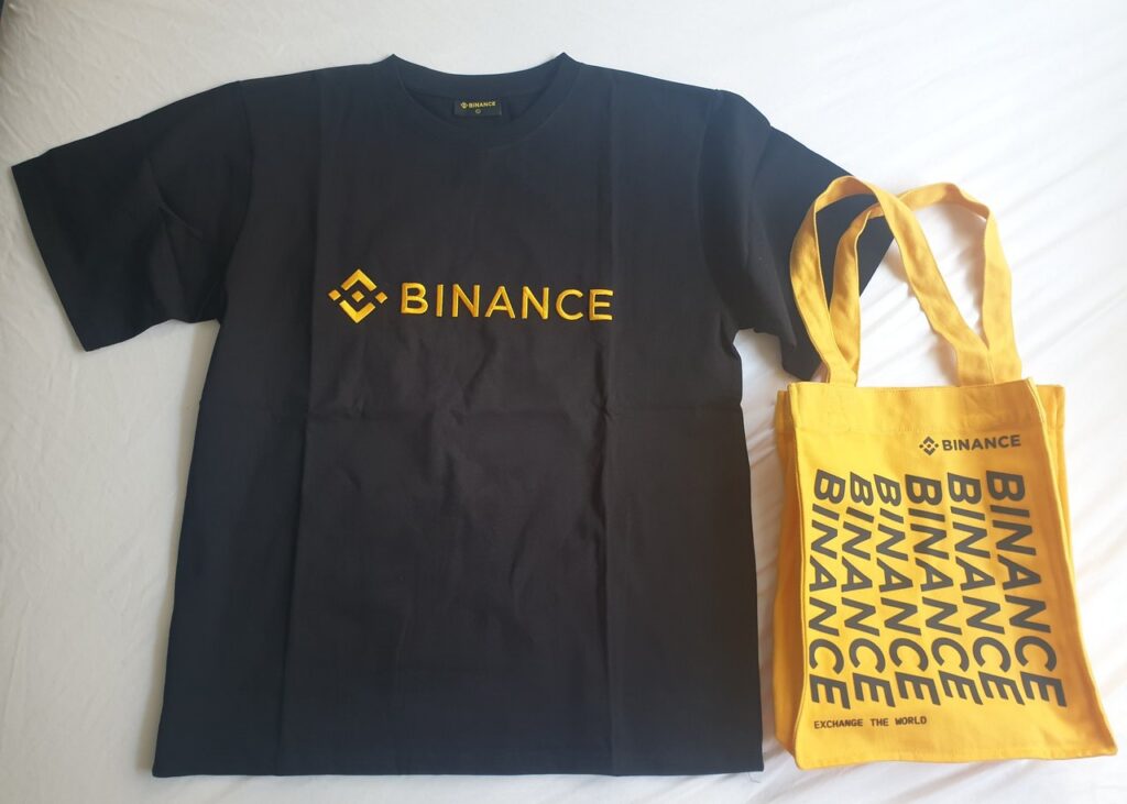 Archive Binance-branded merchandise, July 2022. Bretwa / CC BY-SA 4.0; cropped.