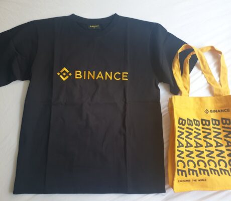 Archive Binance-branded merchandise, July 2022. Bretwa / CC BY-SA 4.0; cropped.