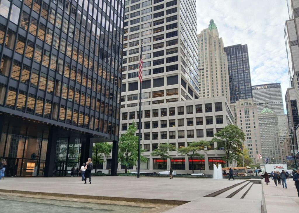 Archive photo: office buildings on Park Avenue in Midtown Manhattan, viewed from the Seagram Building plaza, November 5, 2025. Epicgenius, CC BY-SA 4.0, cropped. Not a property identified as a distressed BXMT loan.