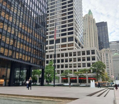 Archive photo: office buildings on Park Avenue in Midtown Manhattan, viewed from the Seagram Building plaza, November 5, 2025. Epicgenius, CC BY-SA 4.0, cropped. Not a property identified as a distressed BXMT loan.