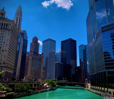 Downtown Chicago office buildings in an illustrative archive view. The properties shown are not identified as delinquent loans in MBAs survey.