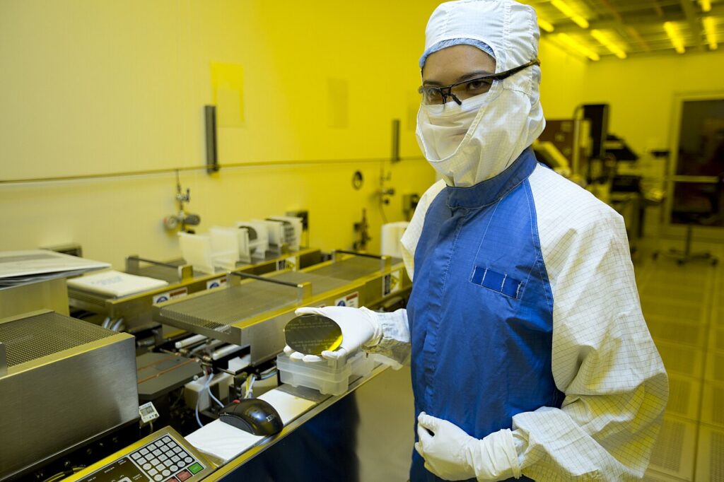 Archive semiconductorwaferresearcher,notidentifiedasIntel.