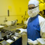 Archive semiconductorwaferresearcher,notidentifiedasIntel.