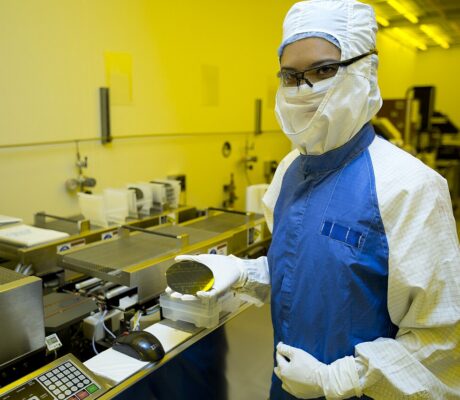 Archive semiconductorwaferresearcher,notidentifiedasIntel.