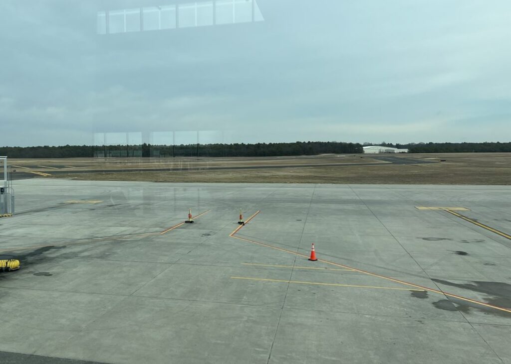 Archive photo: Gate A7 apron at Long Island MacArthur Airport, New York, February 20, 2023. AITFFan1, CC0, cropped.