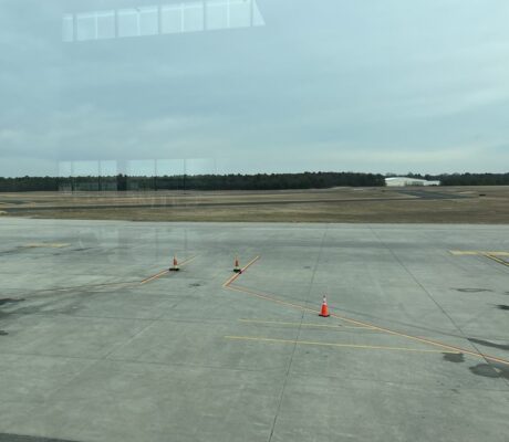 Archive photo: Gate A7 apron at Long Island MacArthur Airport, New York, February 20, 2023. AITFFan1, CC0, cropped.
