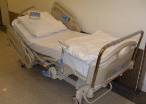 Archive electric hospital bed, not an identified recalled Medline model. Blogotron / CC0.
