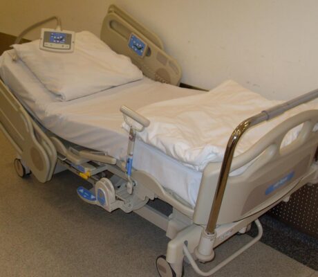 Archive electric hospital bed, not an identified recalled Medline model. Blogotron / CC0.