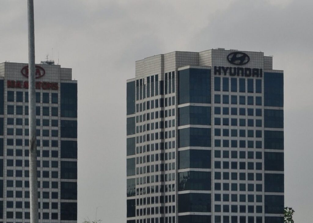 Archive photograph of Hyundai Motor headquarters at right and Kia headquarters at left in Seoul in 2010; not an image from the current earnings announcement.